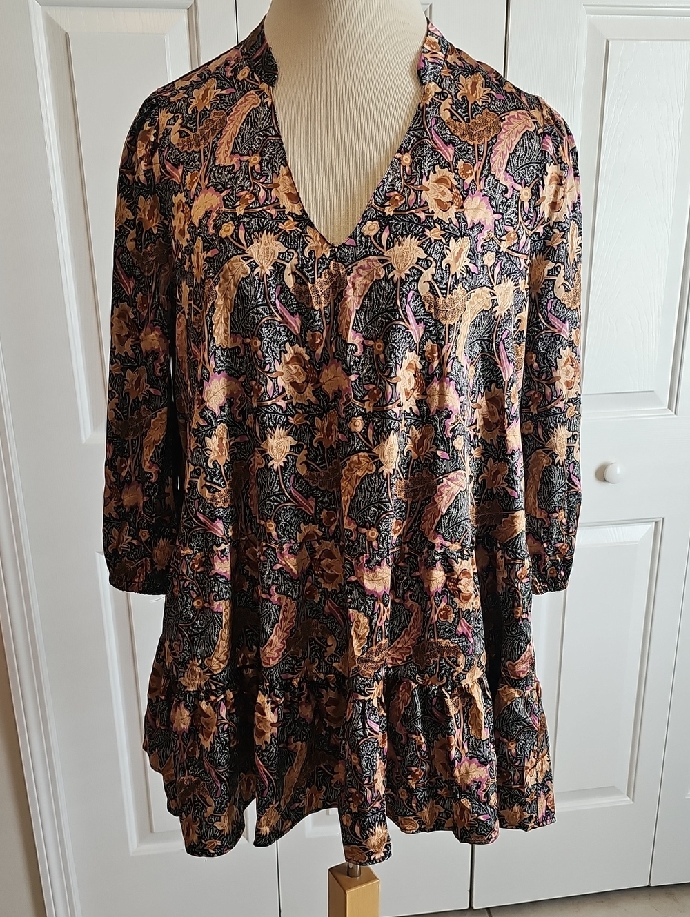 MELLODAY Floral Paisley V-Neck Tiered Blouse NWT.. Black and Tan. MEDUIM